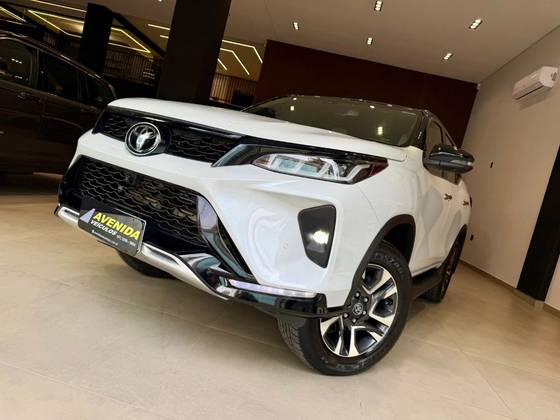 TOYOTA HILUX SW4 2.8 D-4D TURBO DIESEL DIAMOND 7L 4X4 AUTOMÁTICO TOYOTA HILUX SW4 2.8 D-4D TURBO DIESEL DIAMOND 7L 4X4 AUTOMÁTICO